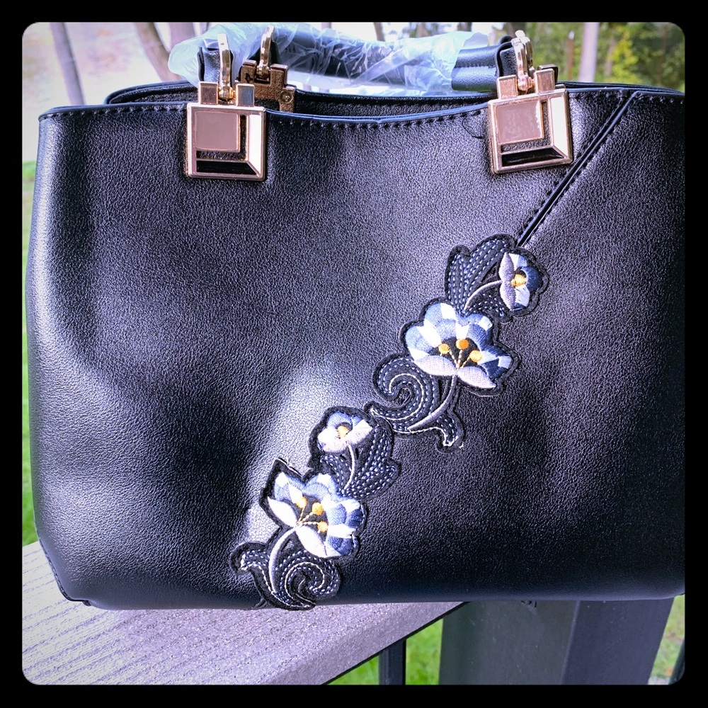 Black Purse, Flower Details ❤️❤️Brand New ❤️